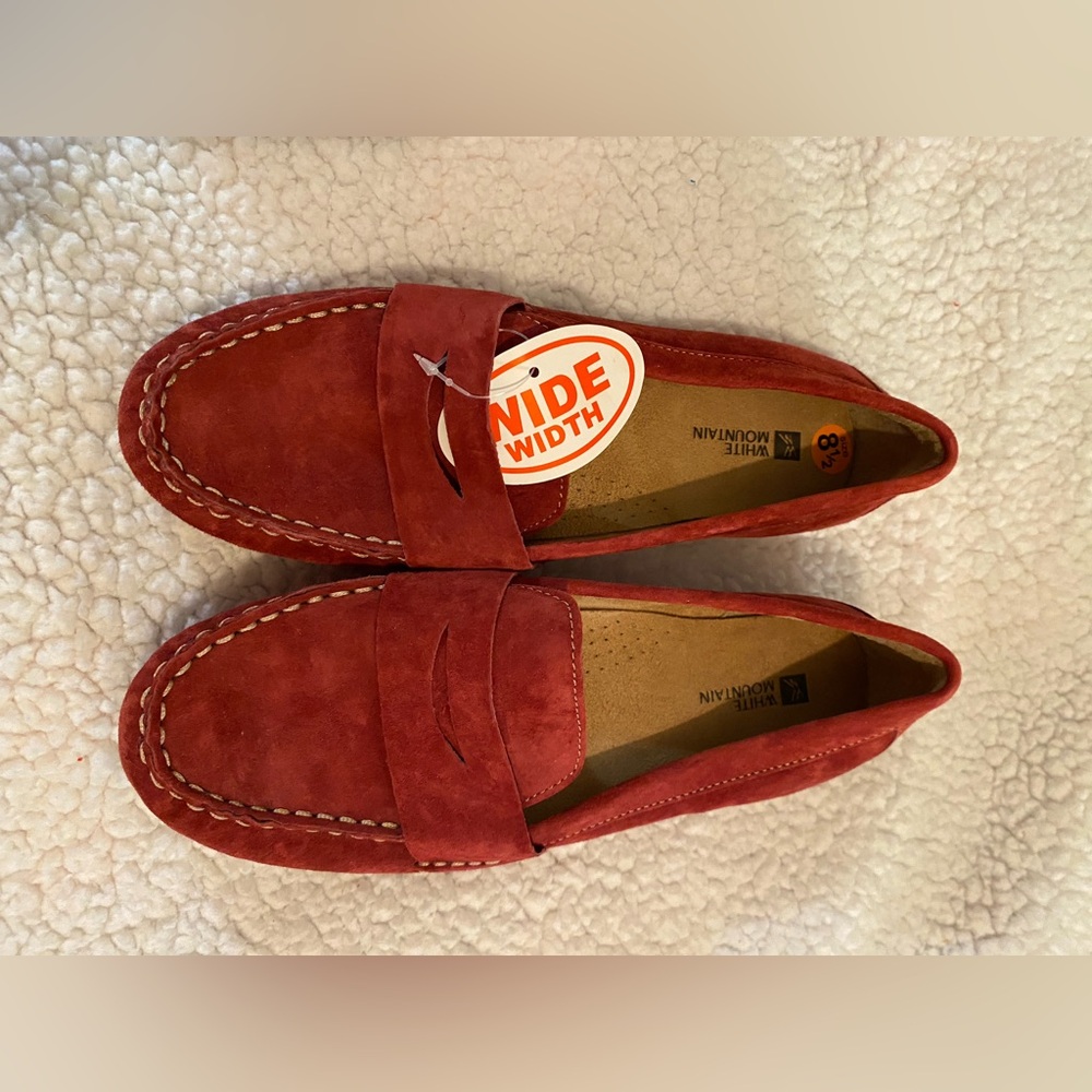 White Mountain women’s Bold maroon Loafers 8.5 NWT